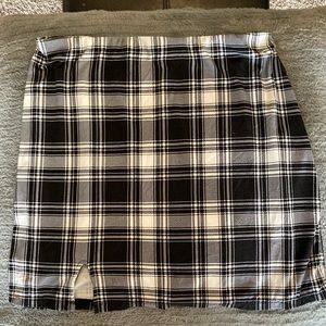 Cult Favorite  black and white plaid mini skirt. Size L